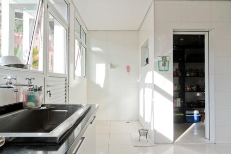 Casa de condomínio à venda com 900m², 6 quartos e 8 vagasÁrea de Serviço