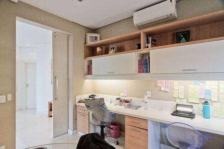 Casa de condomínio à venda com 900m², 6 quartos e 8 vagasEscritório