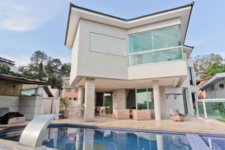 Casa de condomínio à venda com 900m², 6 quartos e 8 vagasÁrea externa