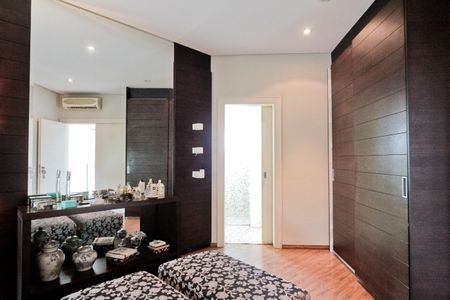 Casa de condomínio à venda com 900m², 6 quartos e 8 vagasSuíte 4