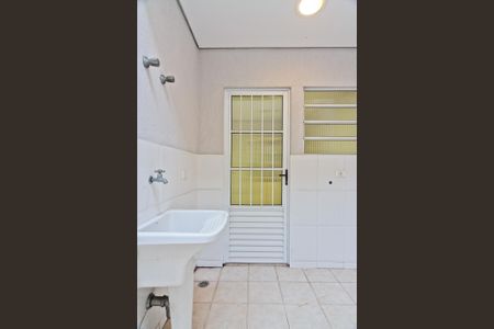 Casa de condomínio à venda com 900m², 6 quartos e 8 vagasCasa de hóspedes - área de serviço