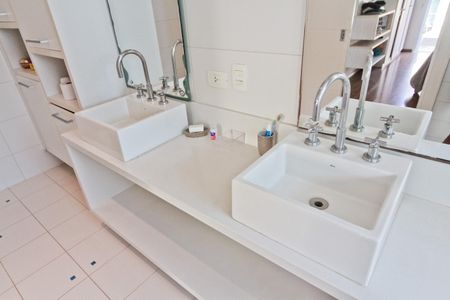 Casa de condomínio à venda com 900m², 6 quartos e 8 vagasBanheiro da Suíte 1