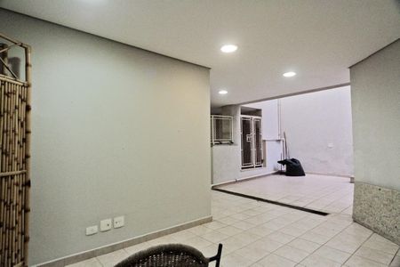 Casa de condomínio à venda com 900m², 6 quartos e 8 vagasCasa de hóspedes - Área externa