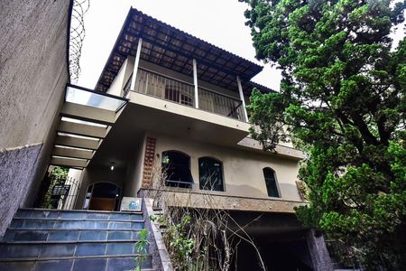 Casa à venda com 420m², 3 quartos e 3 vagasFachada