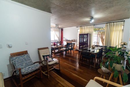 Casa à venda com 265m², 5 quartos e 2 vagas Casa à venda com 265m², 5 quartos e 2 vagasSala