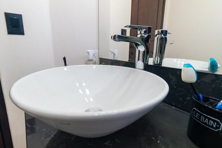 Casa à venda com 265m², 5 quartos e 2 vagas Casa à venda com 265m², 5 quartos e 2 vagasBanheiro Social