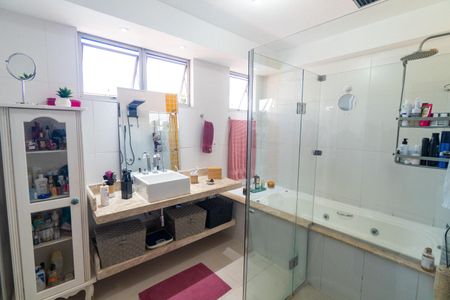 Casa à venda com 265m², 5 quartos e 2 vagas Casa à venda com 265m², 5 quartos e 2 vagasBanheiro da Suíte 1