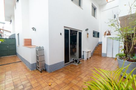 Casa à venda com 265m², 5 quartos e 2 vagas Casa à venda com 265m², 5 quartos e 2 vagasQuintal