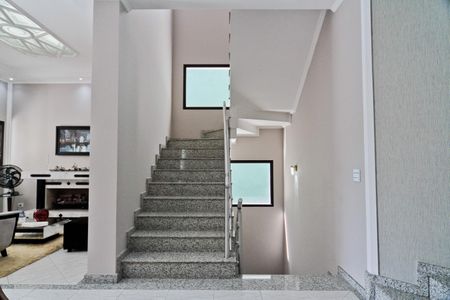 Casa à venda com 610m², 5 quartos e 10 vagasEscada