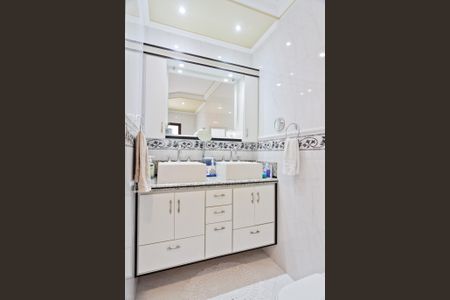 Casa à venda com 610m², 5 quartos e 10 vagasBanheiro da Suíte 2