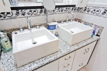 Casa à venda com 610m², 5 quartos e 10 vagasBanheiro da Suíte 2