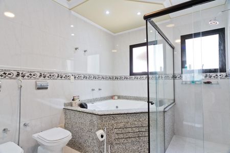 Casa à venda com 610m², 5 quartos e 10 vagasBanheiro da Suíte 2