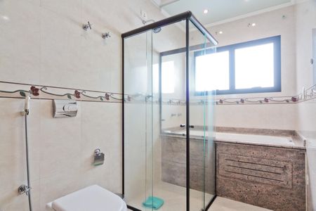 Casa à venda com 610m², 5 quartos e 10 vagasBanheiro da Suíte 4