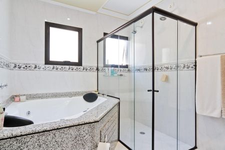 Casa à venda com 610m², 5 quartos e 10 vagasBanheiro da Suíte 2