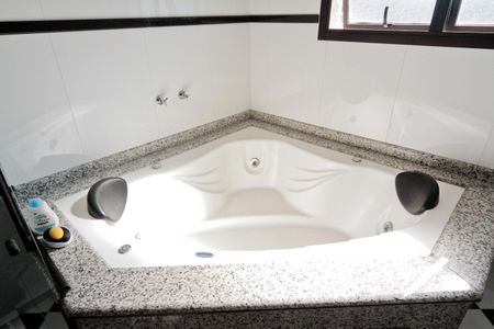 Casa à venda com 610m², 5 quartos e 10 vagasBanheiro da Suíte 1