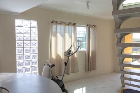 Casa à venda com 385m², 4 quartos e 6 vagas Casa à venda com 385m², 4 quartos e 6 vagasEscritório