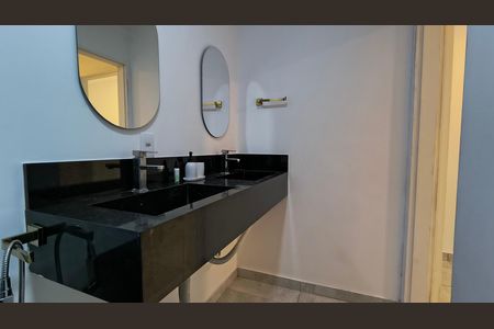 Casa de condomínio para alugar com 220m², 3 quartos e 2 vagas Casa de condomínio para alugar com 220m², 3 quartos e 2 vagasBanheiro da Suíte