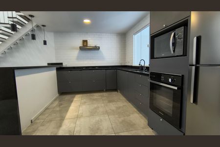 Casa de condomínio para alugar com 220m², 3 quartos e 2 vagas Casa de condomínio para alugar com 220m², 3 quartos e 2 vagasCozinha