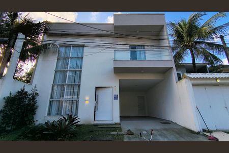 Casa de condomínio para alugar com 220m², 3 quartos e 2 vagas Casa de condomínio para alugar com 220m², 3 quartos e 2 vagasFachada