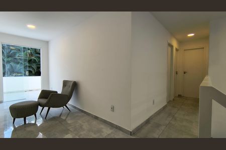 Casa de condomínio para alugar com 220m², 3 quartos e 2 vagas Casa de condomínio para alugar com 220m², 3 quartos e 2 vagasHall