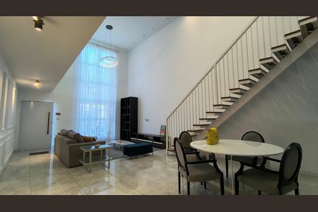 Casa de condomínio para alugar com 220m², 3 quartos e 2 vagas Casa de condomínio para alugar com 220m², 3 quartos e 2 vagasSala