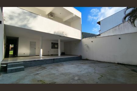 Casa de condomínio para alugar com 220m², 3 quartos e 2 vagas Casa de condomínio para alugar com 220m², 3 quartos e 2 vagasQuintal