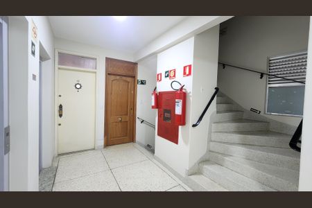 Apartamento para alugar com 66m², 2 quartos e 1 vaga Apartamento para alugar com 66m², 2 quartos e 1 vagaEscada