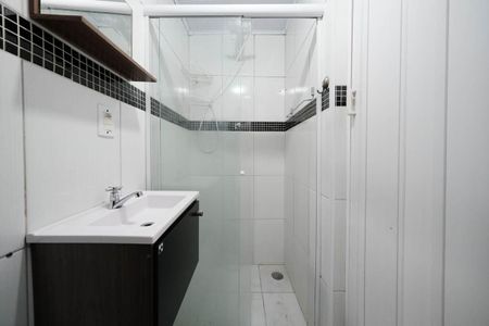 Banheiro de casa para alugar com 1 quarto, 28m² em Vila Buenos Aires, São Paulo