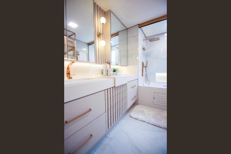 Apartamento à venda com 246m², 3 quartos e 4 vagasBanheiro da Suíte 1