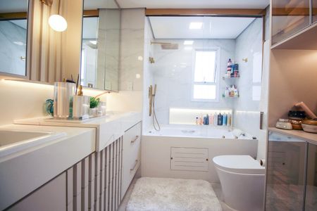 Apartamento à venda com 246m², 3 quartos e 4 vagasBanheiro da Suíte 1