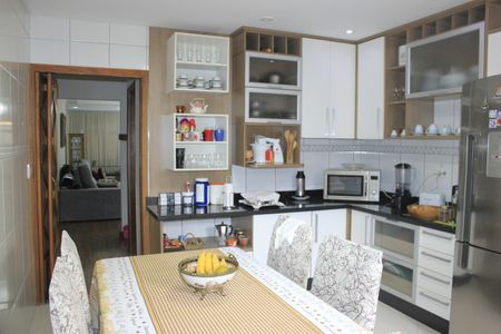 Casa à venda com 166m², 3 quartos e 2 vagasCozinha