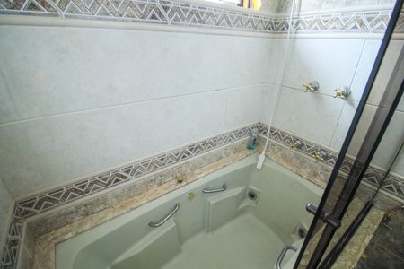 Casa à venda com 300m², 3 quartos e 6 vagas Casa à venda com 300m², 3 quartos e 6 vagasBanheiro da Suíte