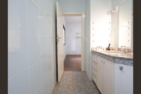 Casa de condomínio à venda com 420m², 3 quartos e 3 vagasBanheiro da Suíte 2