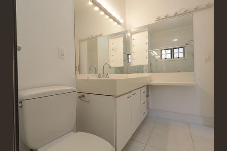 Casa de condomínio à venda com 420m², 3 quartos e 3 vagasBanheiro da Suíte 1