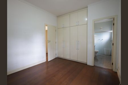 Casa de condomínio à venda com 420m², 3 quartos e 3 vagasSuíte 2