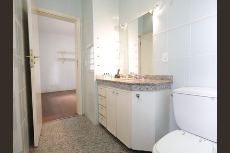 Casa de condomínio à venda com 420m², 3 quartos e 3 vagasBanheiro da Suíte 2