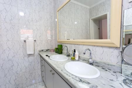 Casa à venda com 205m², 3 quartos e 2 vagasBanheiro da Suíte