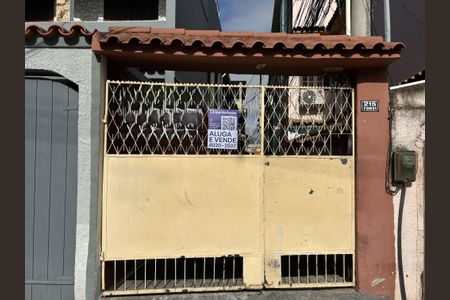 Casa para alugar com 80m², 2 quartos e sem vagaFachada + plaquinha