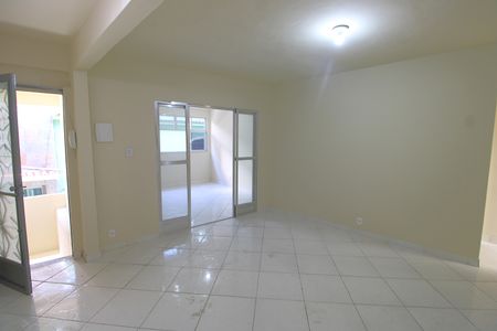 Sala de casa para alugar com 2 quartos, 80m² em Bento Ribeiro, Rio de Janeiro