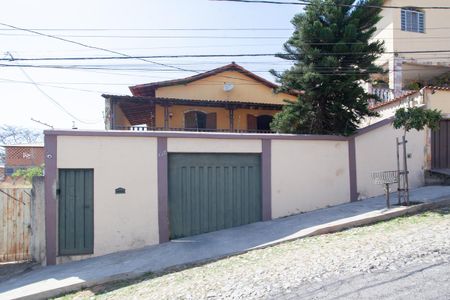 Casa à venda com 289m², 3 quartos e 3 vagasFachada