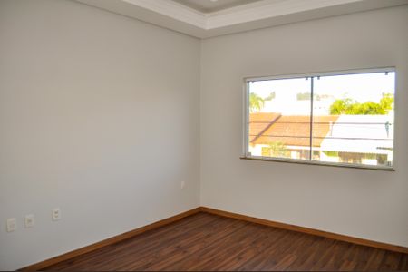 Casa de condomínio à venda com 250m², 5 quartos e 4 vagasSuite