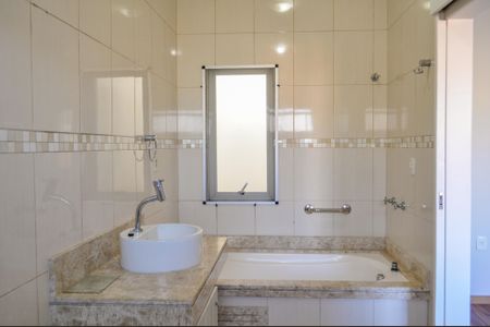 Casa de condomínio à venda com 250m², 5 quartos e 4 vagasBanheiro suite