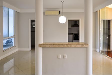 Casa de condomínio à venda com 250m², 5 quartos e 4 vagasSala