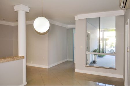 Casa de condomínio à venda com 250m², 5 quartos e 4 vagasSala