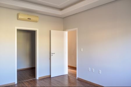 Casa de condomínio à venda com 250m², 5 quartos e 4 vagasSuite