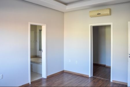 Casa de condomínio à venda com 250m², 5 quartos e 4 vagasSuite