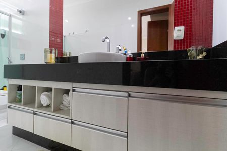 Casa à venda com 220m², 3 quartos e 2 vagasBanheiro da suíte