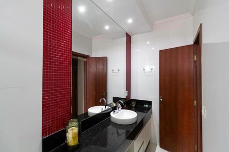 Casa à venda com 220m², 3 quartos e 2 vagasBanheiro da suíte