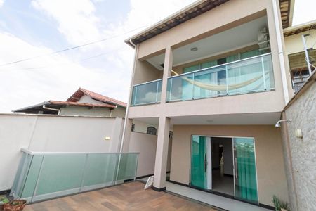 Casa à venda com 220m², 3 quartos e 2 vagasFachada