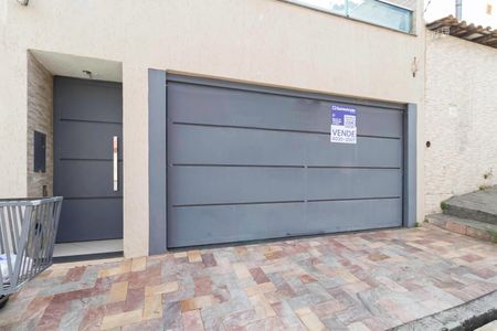 Casa à venda com 220m², 3 quartos e 2 vagasFachada